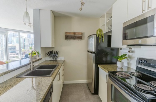 Chinatown Apartment | Downtown King Suite-Surround Views-Pool/Gym/Parkng