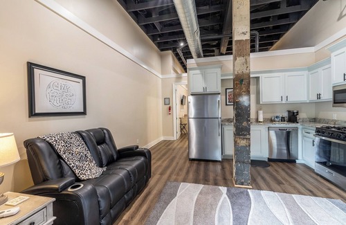 Laurel Apartment | Downtown Laurel, Ground Level, No Stairs, King Bed