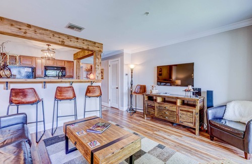 North Capitol Condo | Downtown Riverfront condo ,walk to Honky Tonks