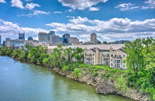 North Capitol Condo | Downtown Riverfront condo ,walk to Honky Tonks