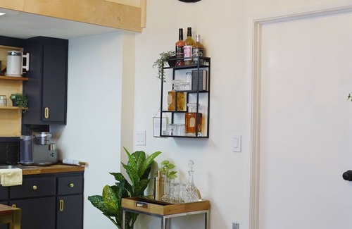 Vacaville House | Downtown Vaulted Luxe Haus-near Napa. Walk Downtown. Pet-Friendly!