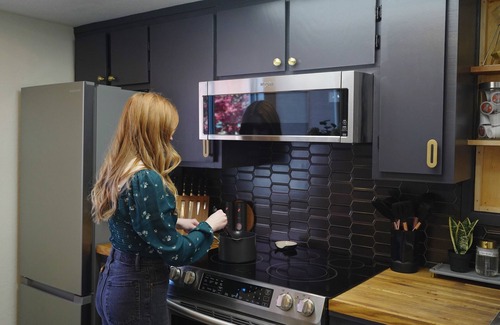 Vacaville House | Downtown Vaulted Luxe Haus-near Napa. Walk Downtown. Pet-Friendly!