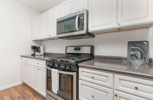 East Price Hill Apartment | Downtown Views- 4 Minutes to Downtown