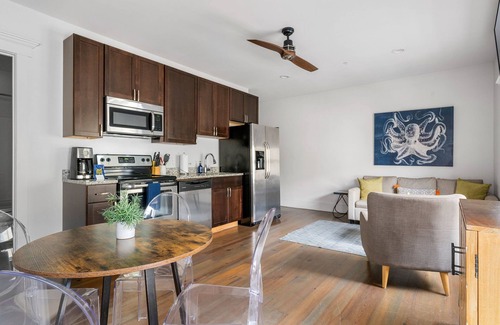 Downtown Charleston Apartment | Drayton Suite | In the Heart of King Street!