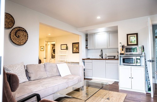 El Cerrito Apartment | Dream studio with bay views, spacious walk-in closet, W/D & on-demand fireplace.