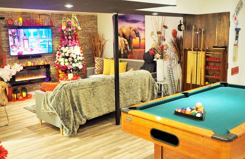 Whitby Apartment | 💫 DreamCatcher Modern Romantic Suite w/Fireplace Pool Table near Thermea Spa