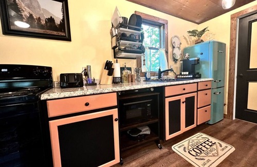 Luray Cabin | Dreamy Couples Cabin w/Hot Tub & Fire pit