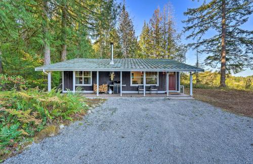 Concrete House | Dreamy Riverside Cabin with Fireplace and Grill