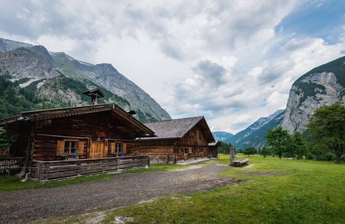 Eng Alm Cabin | Dreibettzimmer - Angerer Lager - Almdorf Eng Alm