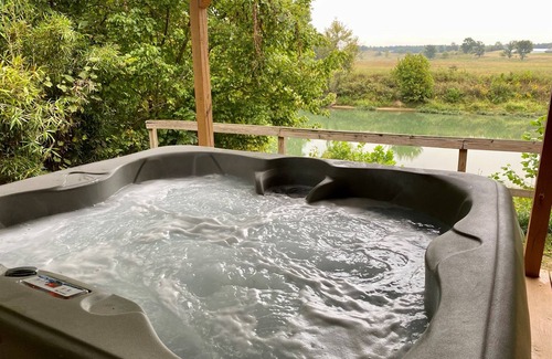 Imboden Cabin | Driftwood -Riverfront & Private, hot-tub + WiFi