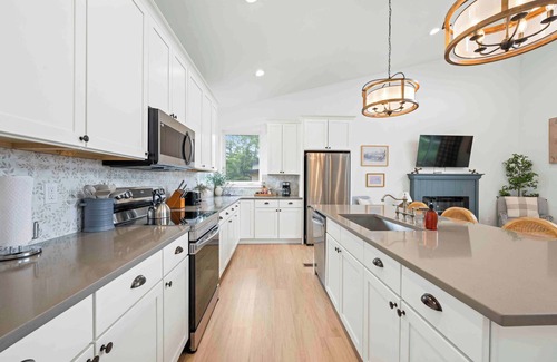 Dry Ridge House | Dry Ridge Retreat - Near Ark - with Hot Tub