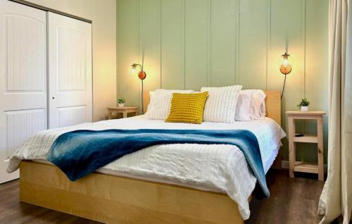 Renton Apartment | DT Stylish & Newly Renovated Home 2bdrm KQ beds Sea Tac 6 Miles with AC