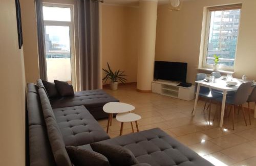 Mirow Apartment | Duży przestronny Apartament z darmowym parkingiem i dwoma balkonami