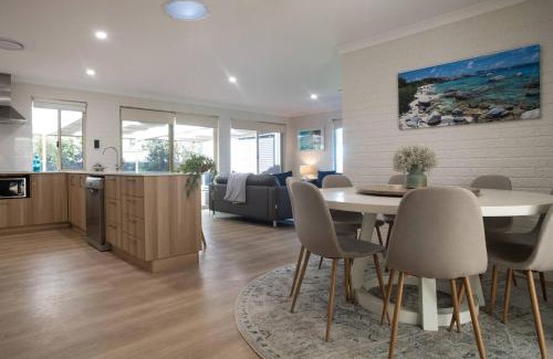 Dunsborough House | Dunsborough Bay Retreat Steps from Beach and Dining