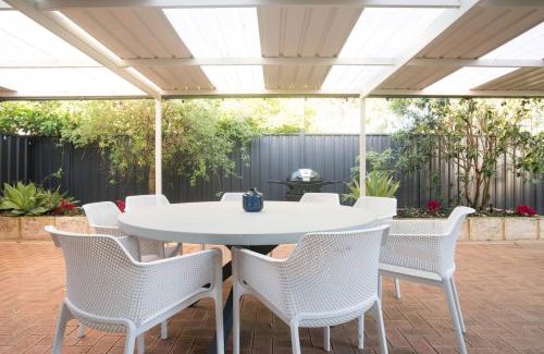Dunsborough House | Dunsborough Bay Retreat Steps from Beach and Dining