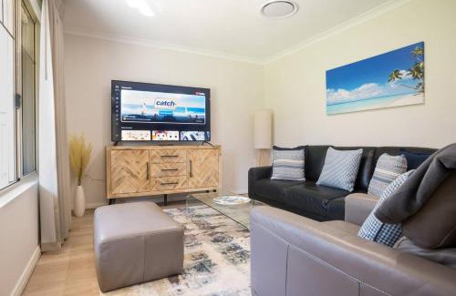 Dunsborough House | Dunsborough Bay Retreat Steps from Beach and Dining