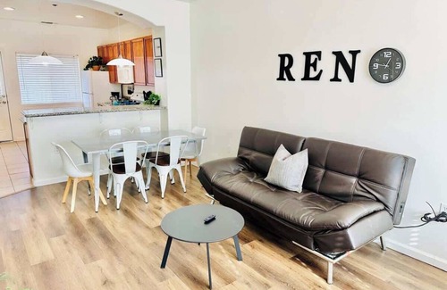 Reno House | Duplex, 4Bd 4Ba, 6TVs, Sleeps 14