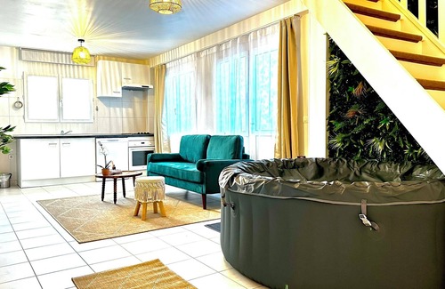 Goussainville House | Duplex Avec Jacuzzi Proche Paris et Aéroport Roissy CDG Charles-de-gaulle