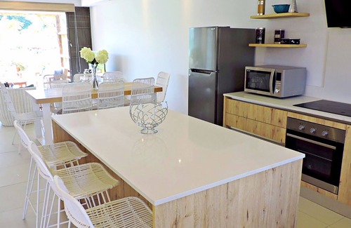 Calodyne House | Duplex Moderne , Piscine, Wifi Rapide au Nord et Pied Dans L'eau