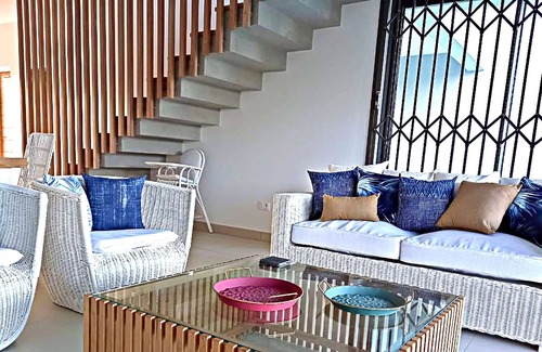 Calodyne House | Duplex Moderne , Piscine, Wifi Rapide au Nord et Pied Dans L'eau