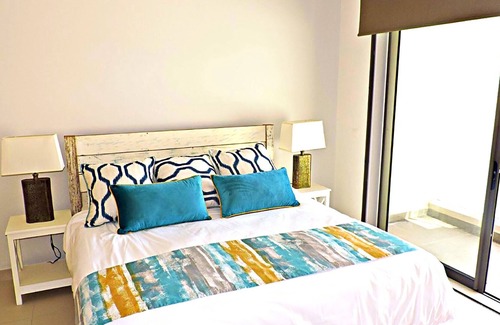 Calodyne House | Duplex Moderne , Piscine, Wifi Rapide au Nord et Pied Dans L'eau