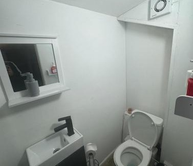 Tea Green Apartment | Duplex Studio 3 minute drive from Luton airport