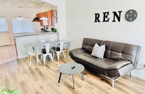 Reno House | Duplex Townhouse/4 Bd & 4 Baths/sleeps14/Unit 8GH