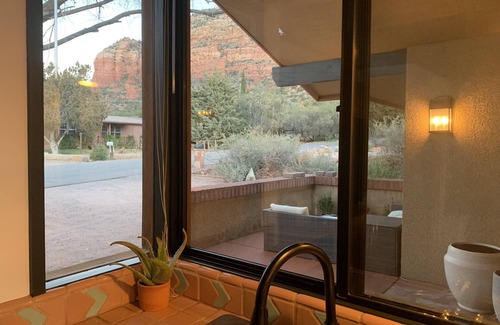West Sedona House | Dynamite Red Rock Views w Spa & gas fire-table