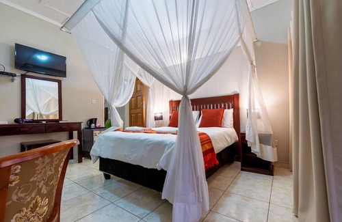 Victoria Falls House | Dzimbahwe Guest Lodge