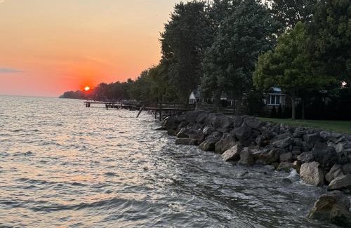 Amherstburg House | E&S Lake House Retreate&S Lake House Retreat