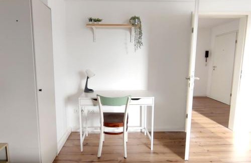 Altendorf Apartment | E1 Work-Ready Apartment -2 Rooms, Kitchen, Free Parking