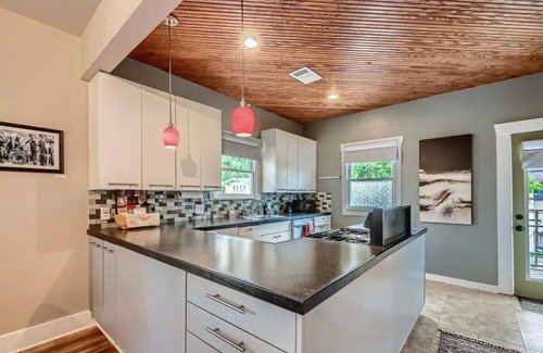 Greater East End House | EaDo Mural House: 6 Bed/2 Bath Near DWTN/UH