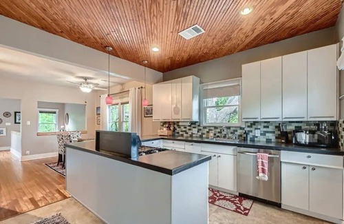 Greater East End House | EaDo Mural House: 6 Bed/2 Bath Near DWTN/UH