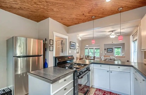 Greater East End House | EaDo Mural House: 6 Bed/2 Bath Near DWTN/UH