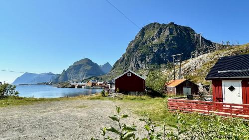Sørvagen Ski Chalet | Eagle bay - Waterfront Rorbu C
