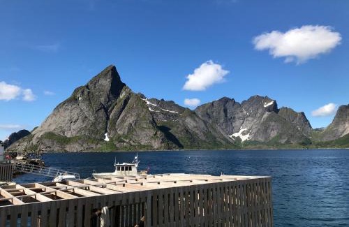 Sørvagen Ski Chalet | Eagle bay - Waterfront Rorbu C