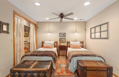 Rogers House | Eagles Landing - Cozy Cabin in the Woods - Walkable to Lake!