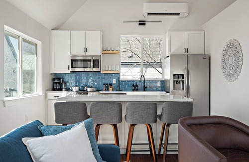 Chestnut House | East ATX 3BR/2BA Tree House, Deck & Fire Pit