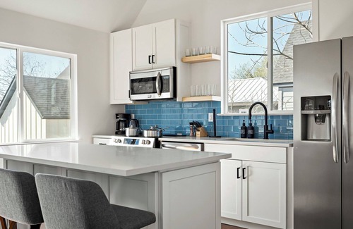 Chestnut House | East ATX 3BR/2BA Tree House, Deck & Fire Pit