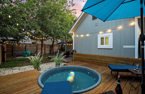 Chestnut House | East ATX Bungalow 3 Bedroom 2 Bathroom Cowboy Pool, Fire Pit and Grill