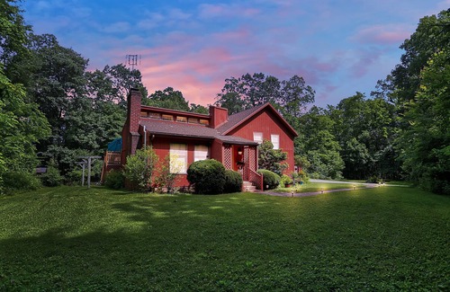Gettysburg House | East Cavalry Red House 3 bedrooms 3 full baths sleeps up to 12