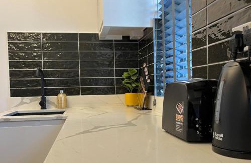 Hoe Street Apartment | East London 1-Bed Apt Sleeps 2 with Parking