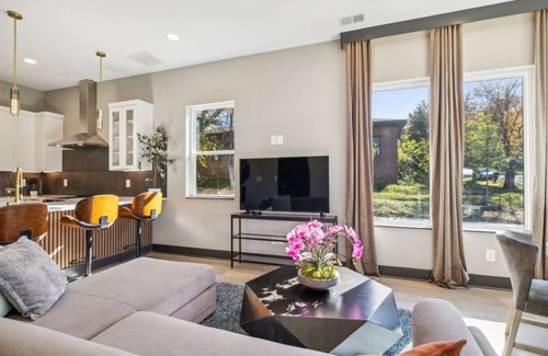 Madison House | East Nash Luxury Escape w/Rooftop Deck-Sleeps 12!