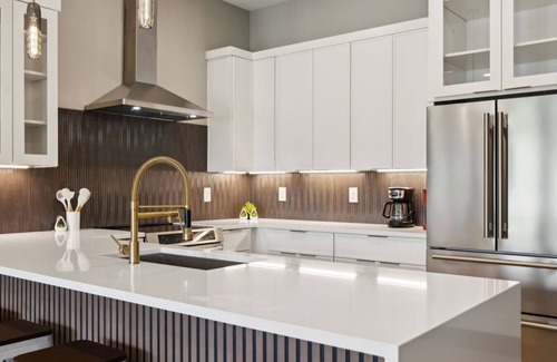 Madison House | East Nash Luxury Escape w/Rooftop Deck-Sleeps 12!