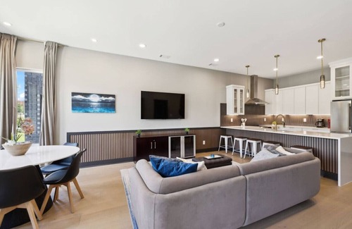 Madison House | East Nash Luxury Escape w/Rooftop Deck-Sleeps 12!