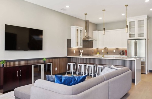Madison House | East Nash Luxury Escape w/Rooftop Deck-Sleeps 12!