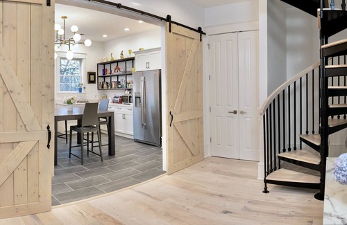 Georgetown House | East Suite-🕊️ Bleubird Studio + Suites -Art Yoga Boutique Stay