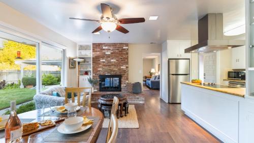 Montecito House | East Valley Manor by AvantStay Minutes to the Beach