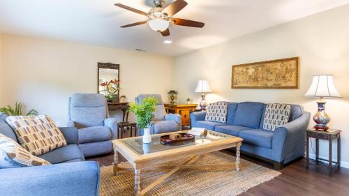 Montecito House | East Valley Manor by AvantStay Minutes to the Beach
