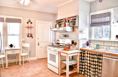 Pawtucket House | Easy access elegance! Minutes to Providence, Colleges and history.